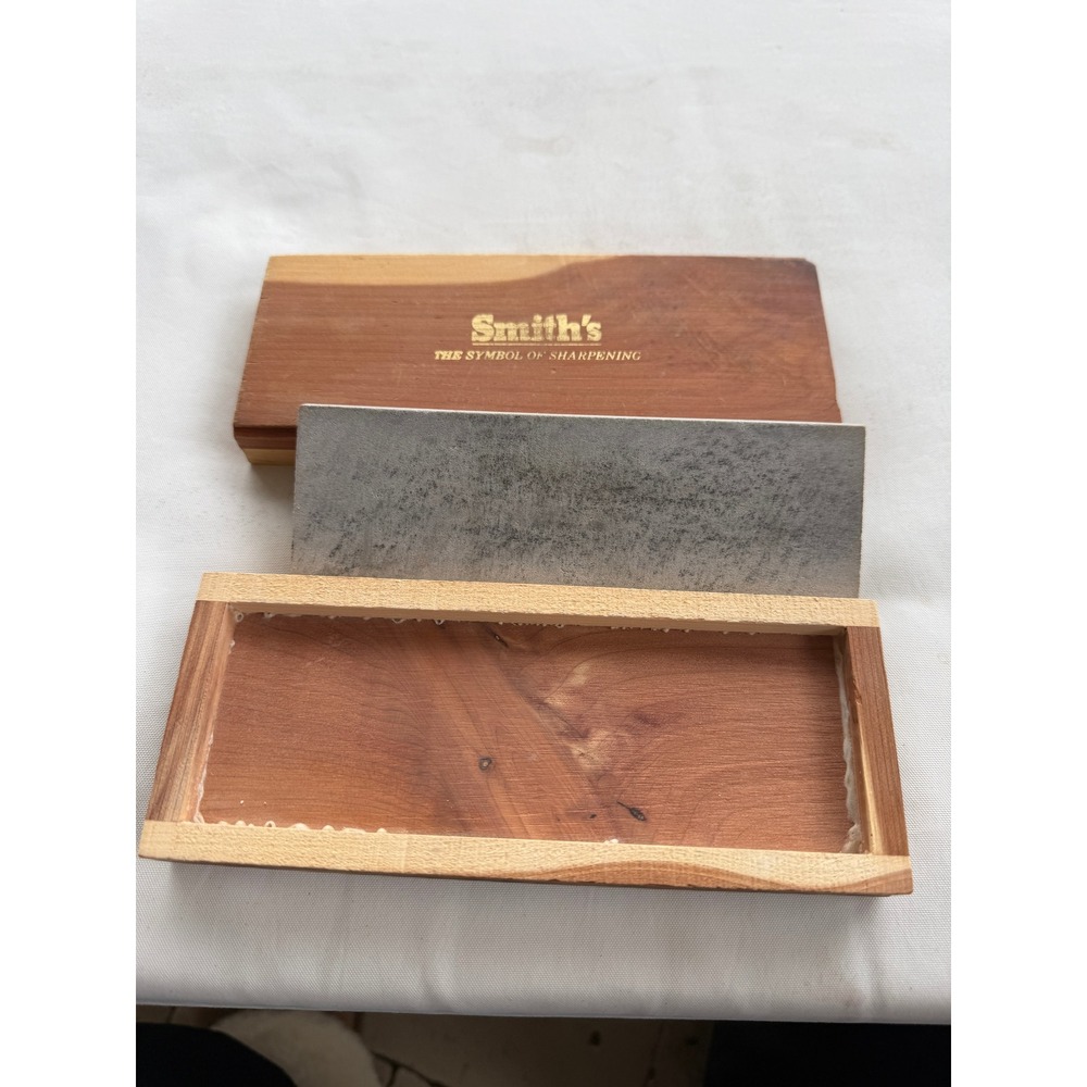 Smiths Arkansas Sharpening Stone in Natural‎ Cedar Wood Storage Box Case